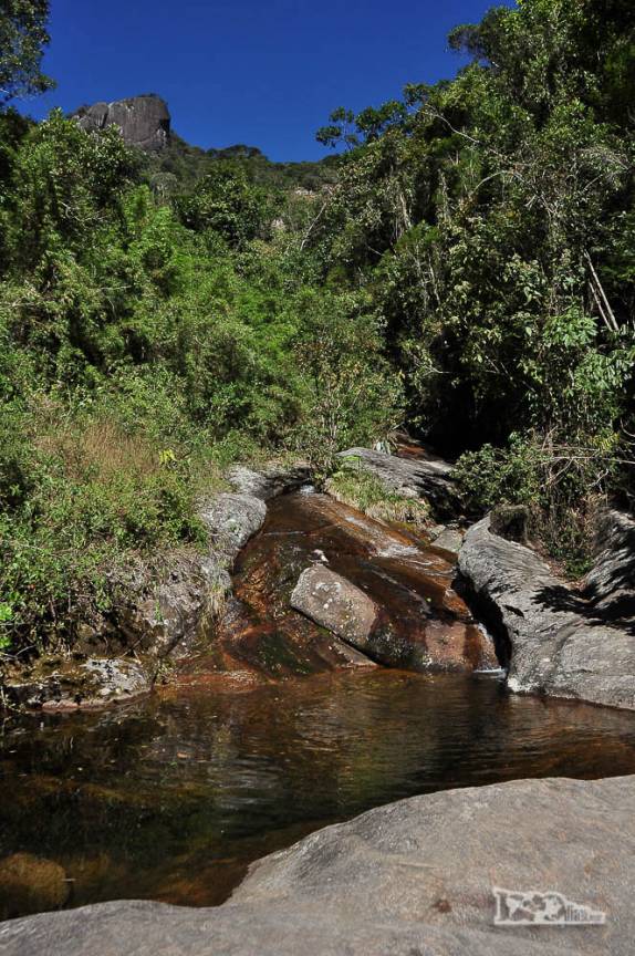 Pequena cascata ainda na parte baixa do Parque Nacional da Serra dos Órgãos, lado de Petrópolis, no Rio de Janeiro